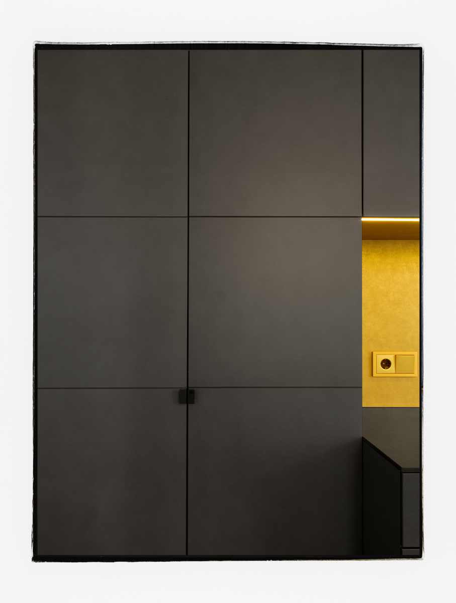 Hochschrank mit einer anthrazitgrauen Front aus Eternitplatten